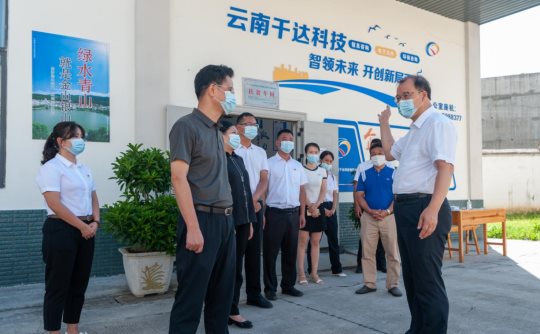 调研易地搬迁集中安设点扶贫车间 (1)
